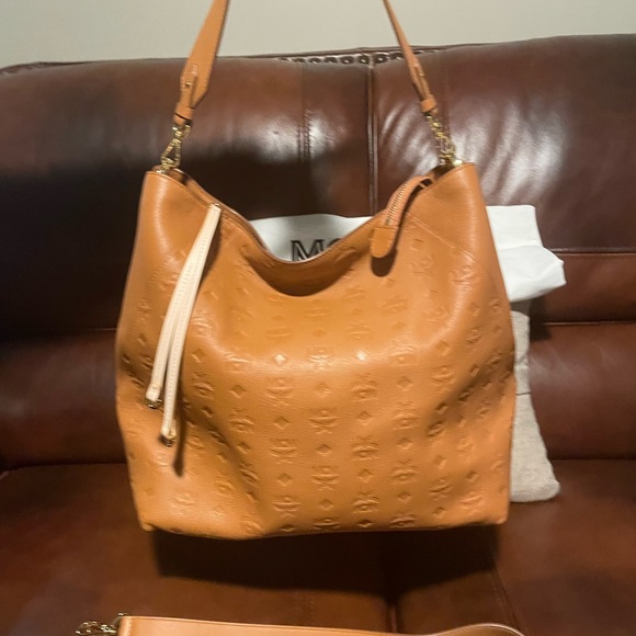 Authentic Cognac Debossed with the MCM emblem and made of supple leather - Picture 3 of 11